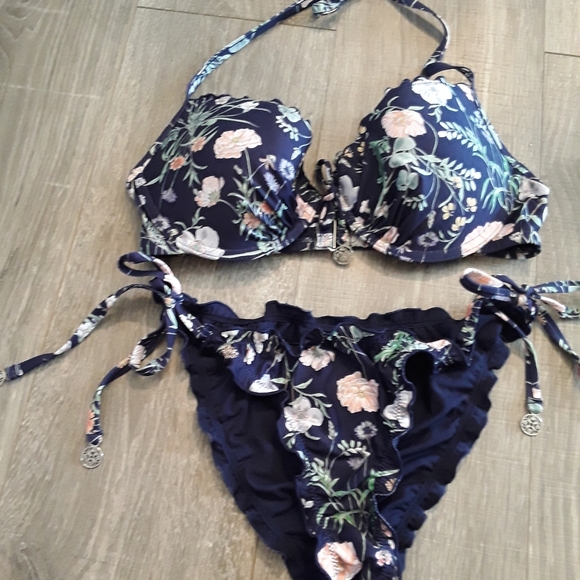 H&M Floral Ruffle Bikini swimsuit - Picture 1 of 1